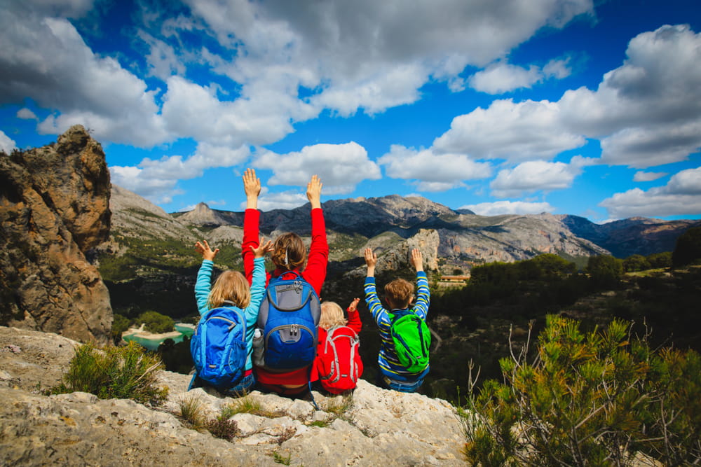 Alicante con niños: familia haciendo senderismo en Guadalest