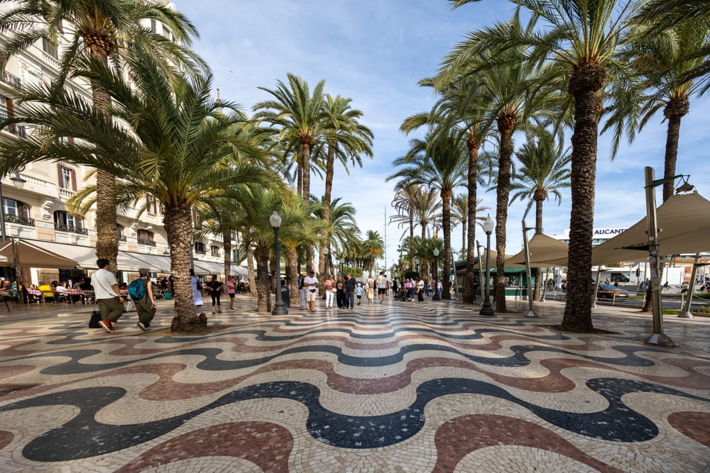 Paseo de la Explanada de España con palmeras y pavimento de mosaico en Alicante, España.