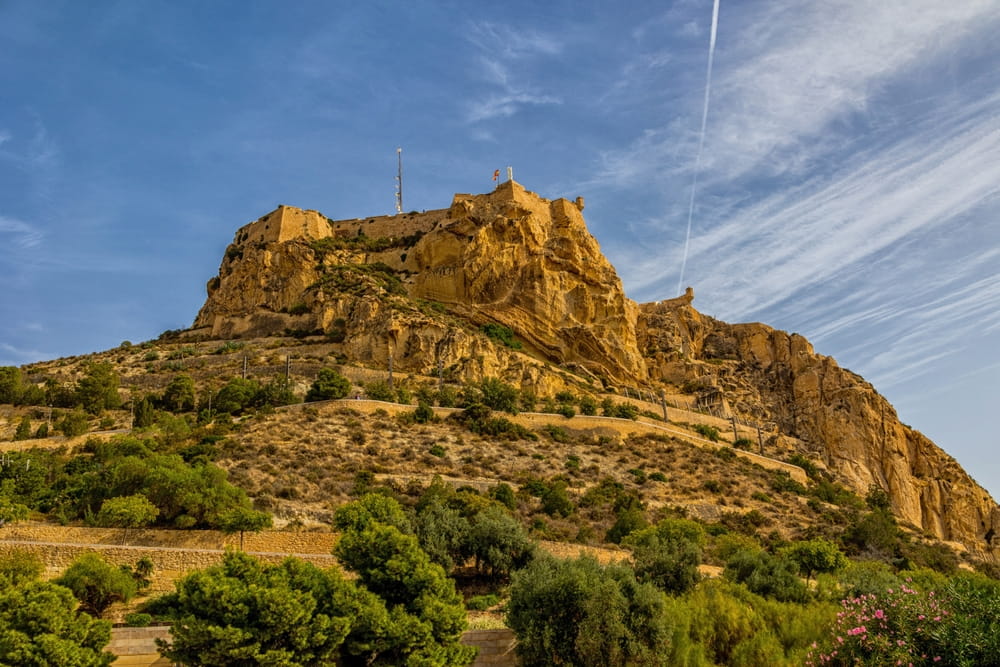 Castillo de Santa Bárbara en el monte Benacantil, Alicante, España.