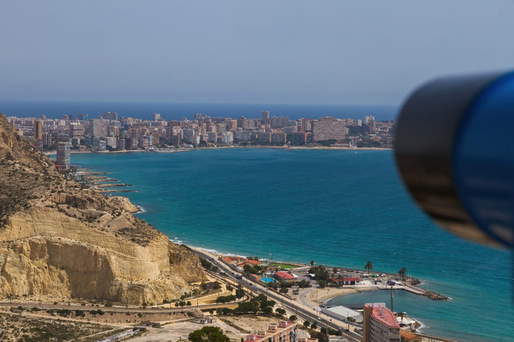 Vista de la costa de Alicante y el mar Mediterráneo turquesa desde Cabo de las Huertas