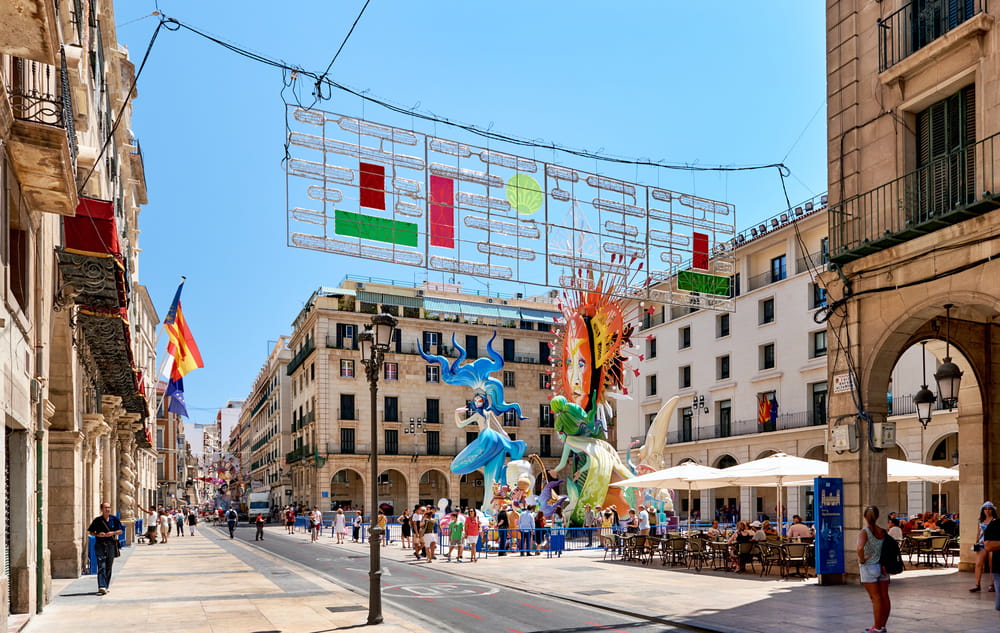 Monumento de las Hogueras de San Juan en el centro de Alicante durante la fiesta