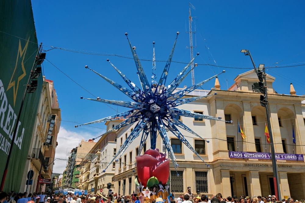 Monumento azul con forma de fuego artificial de las Hogueras de San Juan en una calle de Alicante