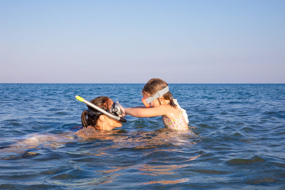 Familia haciendo snorkel en el mar Mediterráneo cerca de Alicante