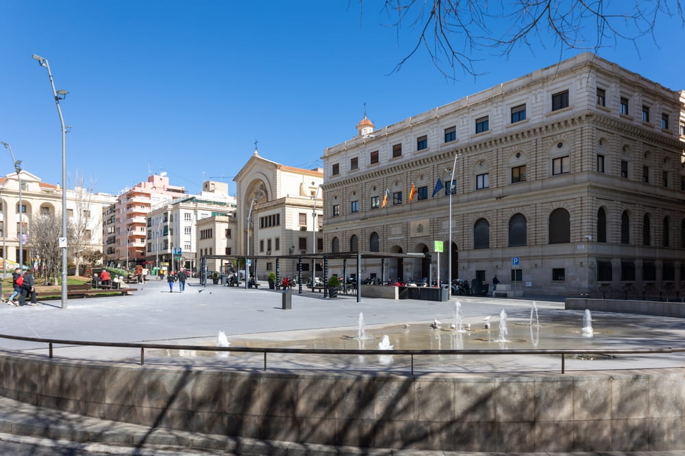 Alicante en otoño – plaza soleada con fuentes y arquitectura histórica en el centro de Alicante
